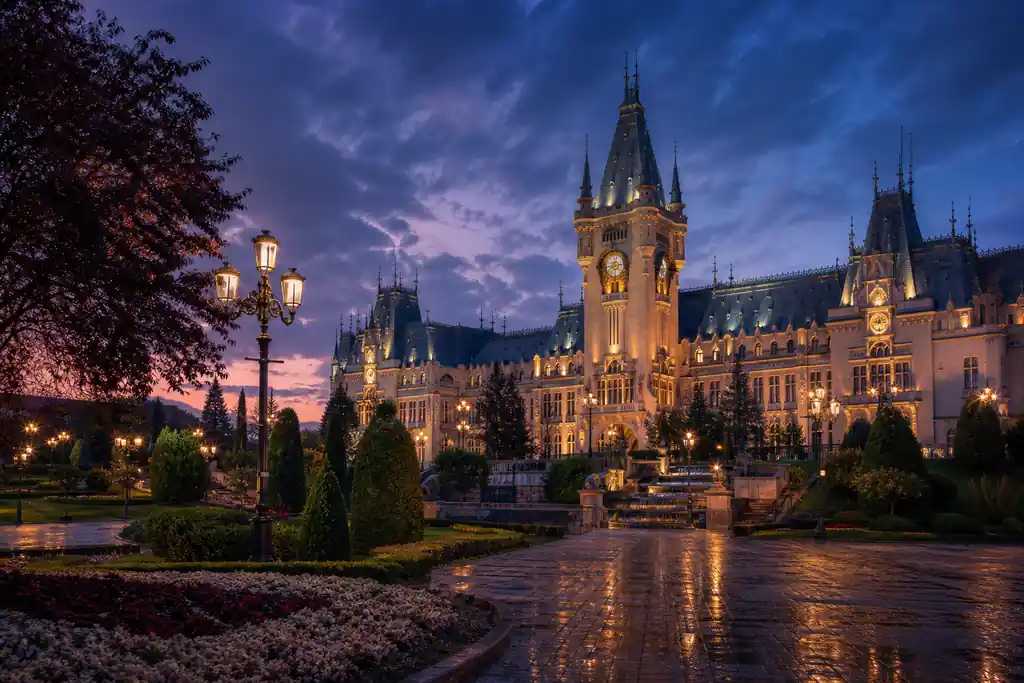 Palatul Culturii din Iași iluminat seara