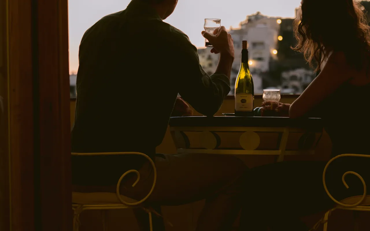 Escapadă europeană de oraș, cuplu elegant călătorind