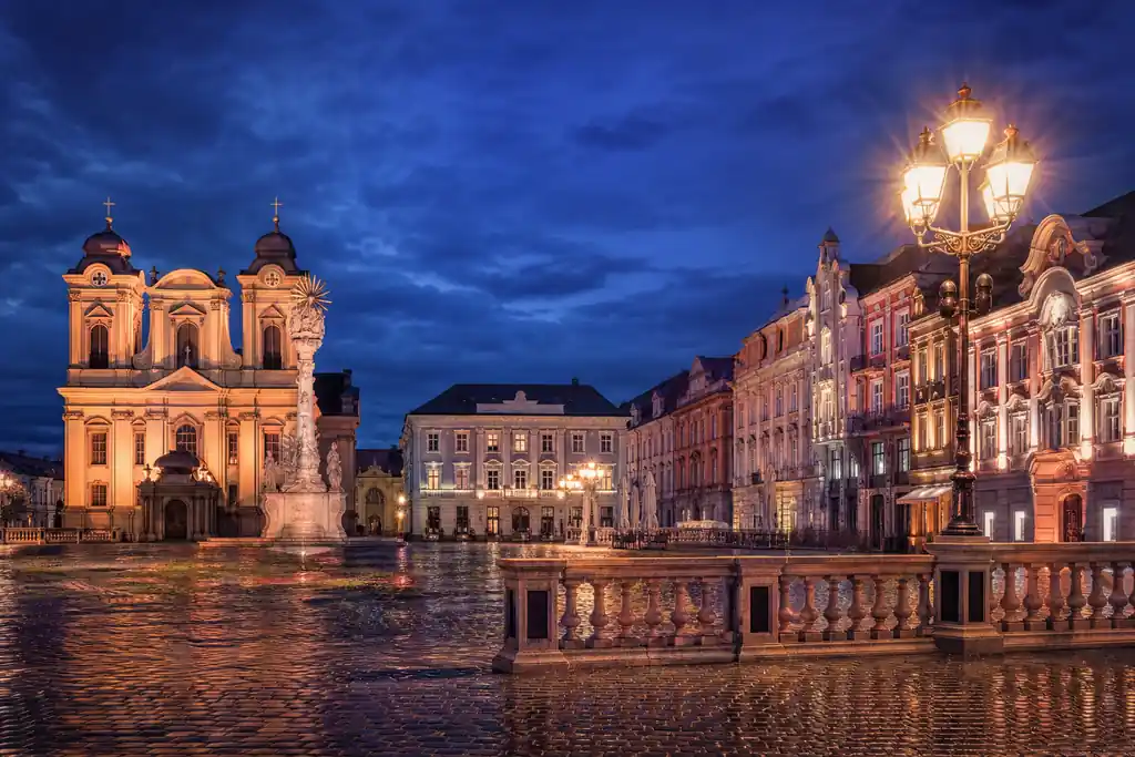Piața Unirii din Timișoara iluminată seara