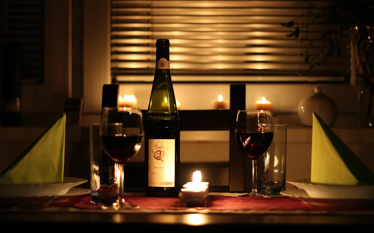 Peisaj de vie la apus, atmosferă romantică